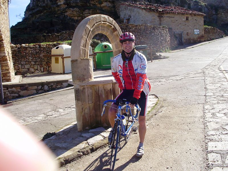 Gran aficionado al ciclismo de la peña ciclista de Quart de poblet (valencia).