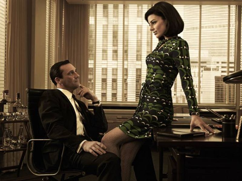  Jon Hamm con la actriz Jessica Paré - Emmy 2012