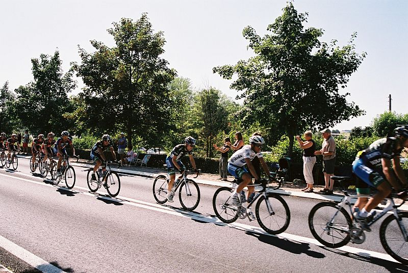 Una vez paso el pelotón a gran velocidad nadie de nosotros pudo ver el líder de la carrera Rasmussen y nos quedamos un poco sorprendidos de que no estuviera. Al llegar al hotel nos dijeron que aquella mañana no tomo la salida ya que su equipo lo habí