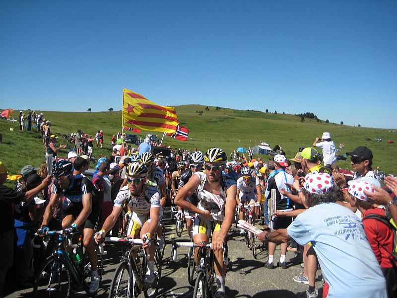 Varios de los corredores se empiezan a meter un diario dentro del maillot para protegerse del frío que se siente  después del Puerto de montaña de Primera Categoría de Pailhéres a 2001 m de altura.