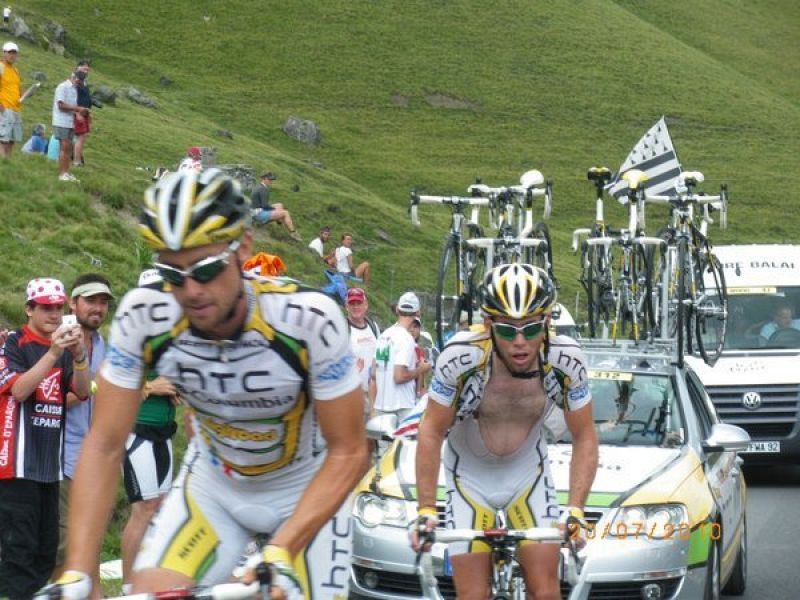 Esta es la otra cara de la moneda como pasa Mark Cavendish junto a un compañero suyo por el tourmalet a mas de tres minutos del pelotón en la etapa 16 Bagnères-de-Luchon-Pau  del tour de francia 2010.El ganador de la etapa fue Fedrigo.