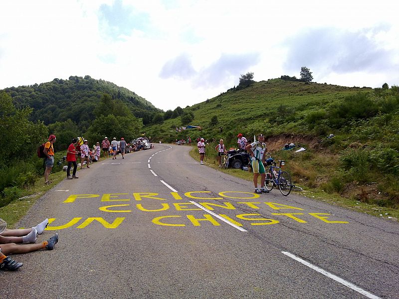 Todos los años subimos a algún puerto de los Pirineos que sea final de etapa para ir a saludar a Pedro Delgado. De camino el año pasado nos encontramos con esta pintada y nos hizo mucha gracia. Espero que os guste.