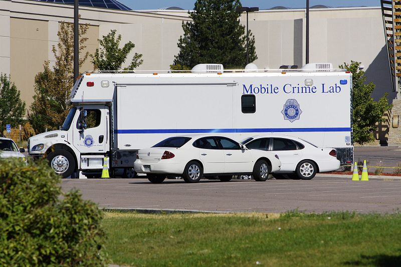 FURGÓN DE CRIMINALÍSTICA APARCADO EN EL LUGAR DEL TIROTEO DE DENVER