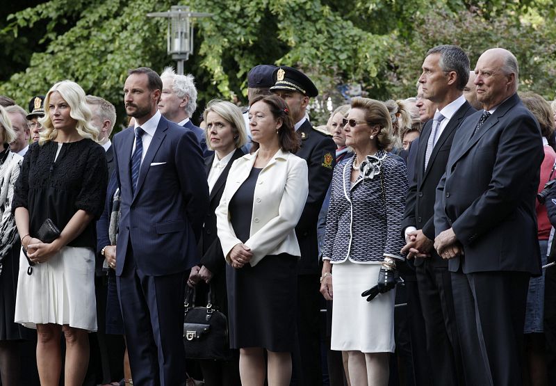 Los miembros de la familia real de Noruega asisten al homenaje