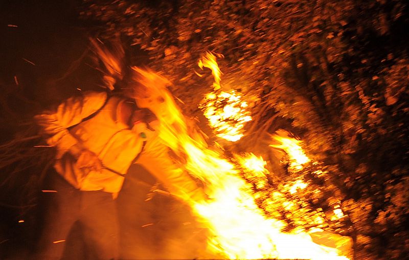 Un bombero lucha contra las llamas en La Jonquera
