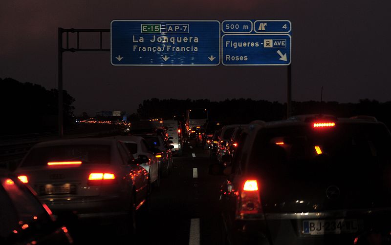 La AP-7 permanece cortada al tráfico