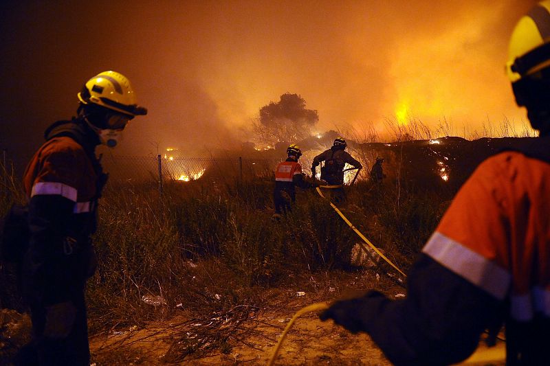 Los bomberos realizan labores de extincion de los incendios originados en la jonquera y portbou en los que tres personas han muerto y diecinueve han resultado heridas