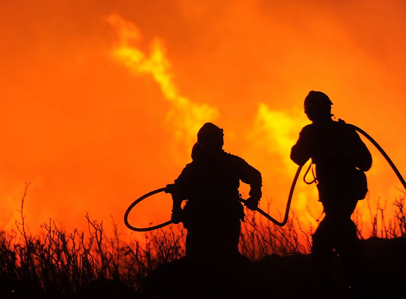 Efectivos trabajan en la extincion de los incendios de la jonquera y portou, los mas graves registrados en la zona desde 1986