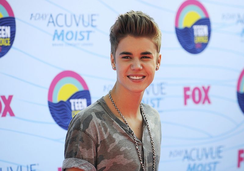Justin Bieber en la alfombra roja de los TeenChoice 2012
