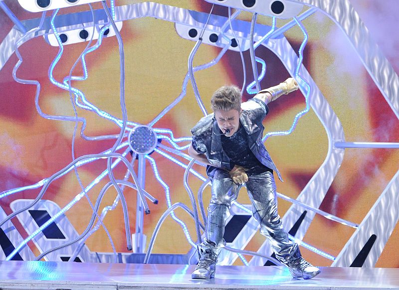 Justin Bieber durante la actuación de "Boyfriend", tema reciente de su autoría