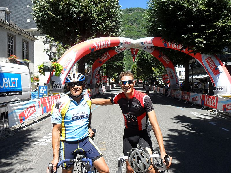 Aquí estamos yo y mi padre en Bagneres de Luchon 2012 en el último km, y ya que vemos el tour aprovechamos para hacer bicicleta.