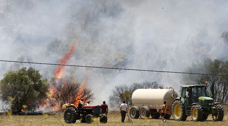 El incendio en Empordà continúa activo