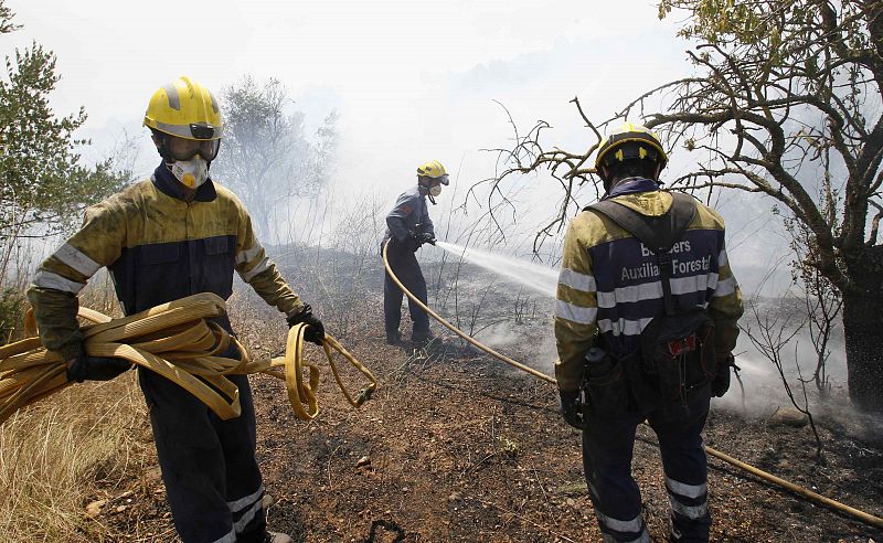 Bomberos extinguen las llamas en Empordà