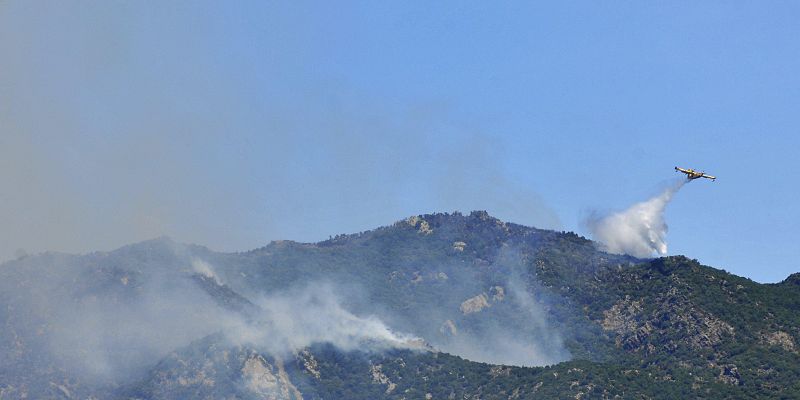 El fuego sigue activo en Girona