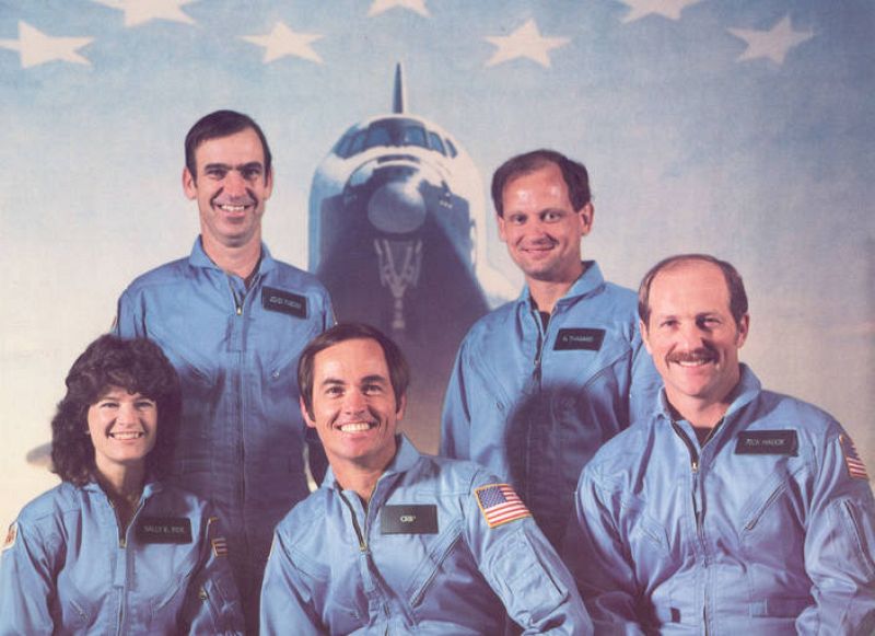 La astronauta Sally Ride junto a sus compañeros de la tripulación STS-7 