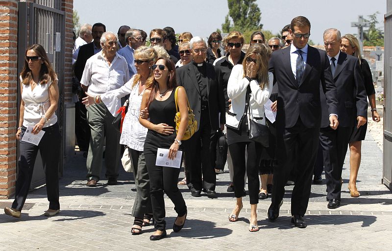 Familiares y allegados del fallecido presentador José Luis Uribarri, a la llegada al dementerio municipal de Pozuelo de Alarcón