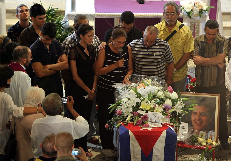 La viuda del opositor cubano, Ofelia Acevedo, habla durante la ceremonia fúnebre.