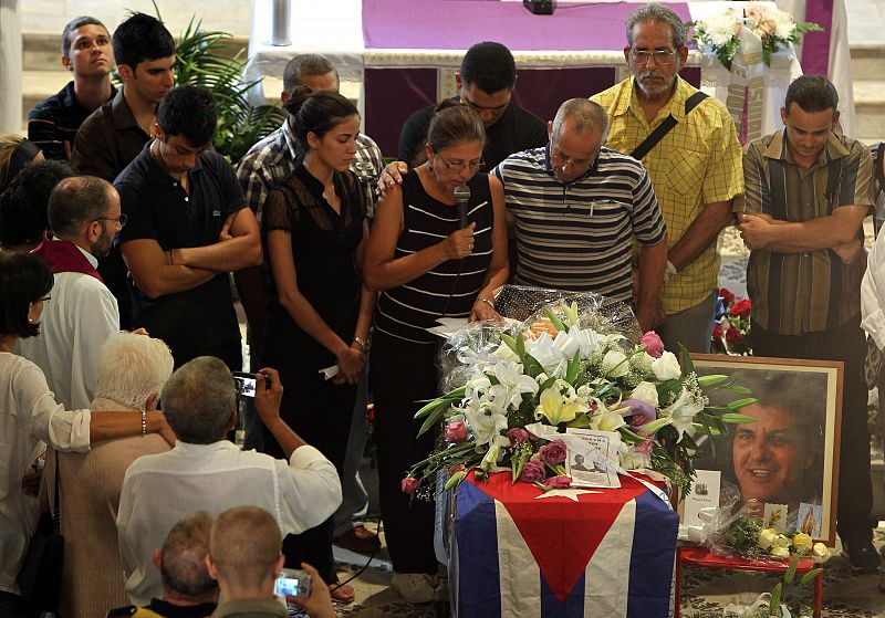 La viuda del opositor cubano, Ofelia Acevedo, habla durante la ceremonia fúnebre.