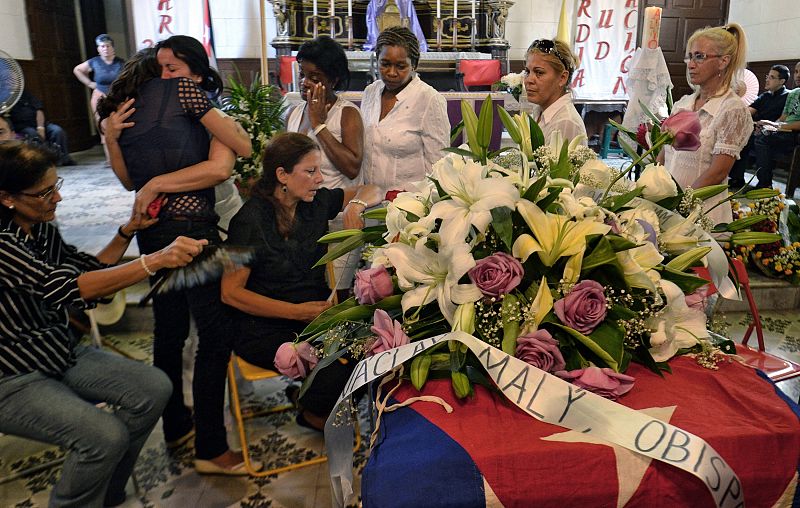 Grupos de derechos humanos acompañan a la familia del disidente cubano fallecido.