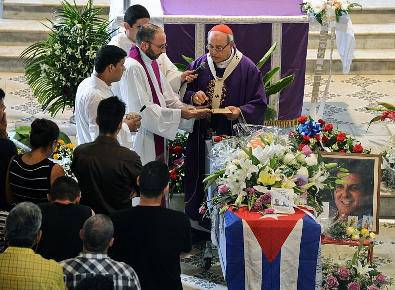 El cardenal cubano Jaime Ortega oficia la misa del funeral del disidente Oswaldo Payá.