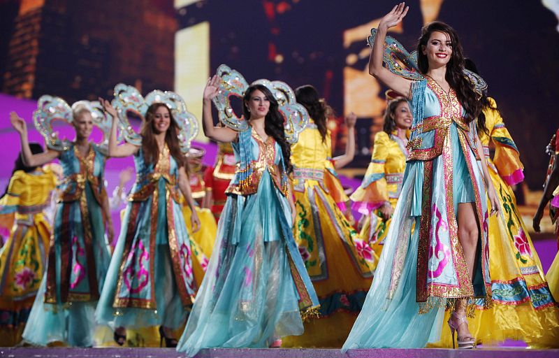 Más participantes de Miss Mundo 2012 saludando al público.