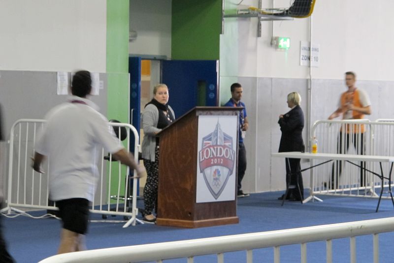 Recepción y seguridad en la entrada de la NBC