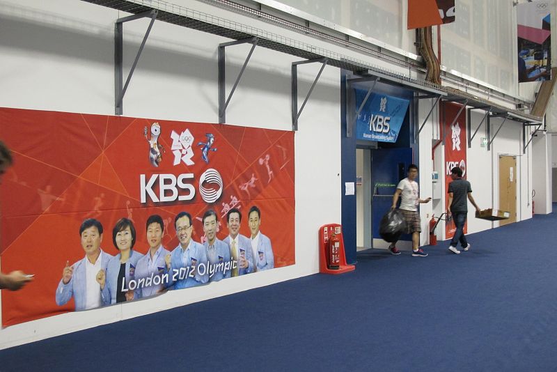 La KBS de Corea echa mano de sus presentadores en el decorado de acceso