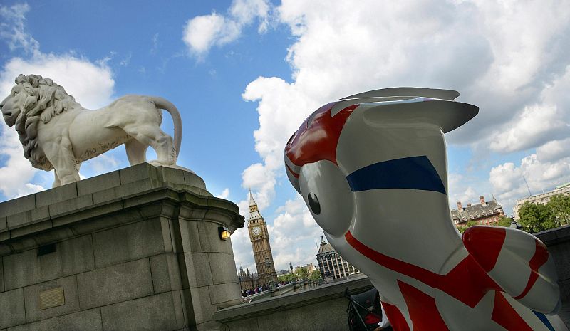 La mascota olímpica es vista junto al Parlamento británico, en Londres, Reino Unido.