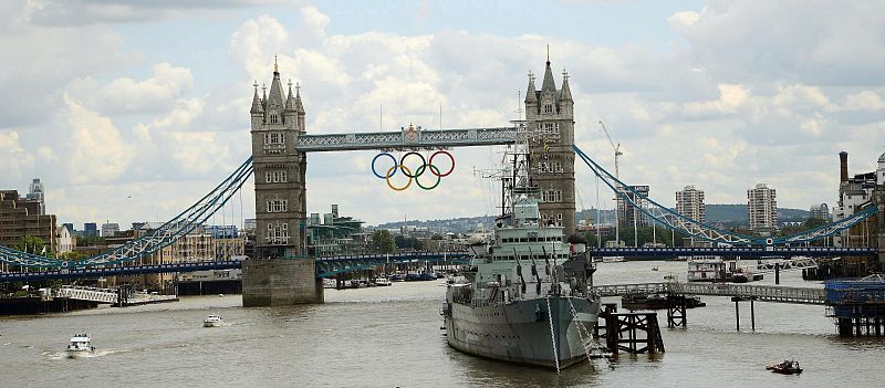 Los cinco aros olímpicos pueden verse en el Tower Bridge de Londres, Reino Unido.