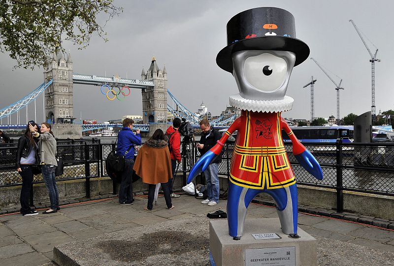 Vista de una de las mascotas olímpicas de los JJ.OO de Londres (Gran Bretaña) rodeada de turistas.