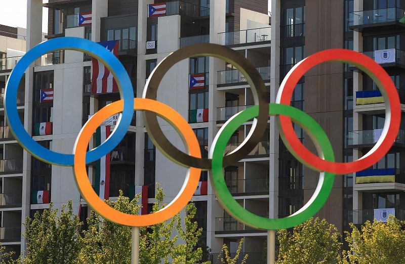 Los anillos olímpicos aparecen en la Villa donde se alojan los atletas que competirán en los Juegos de Londres 2012 .