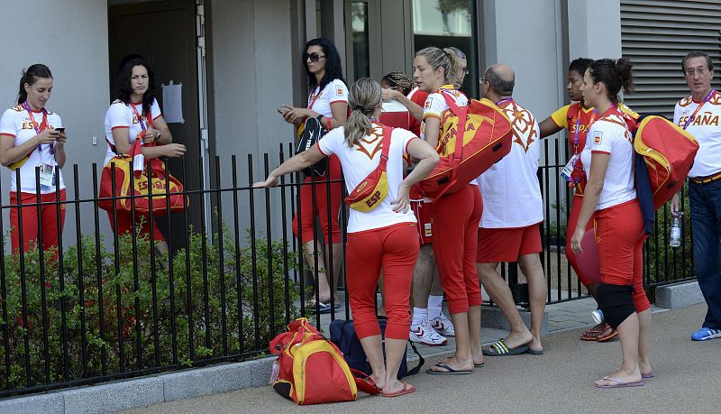 El equipo olímpico español femenino de balonmano llega a su residencia en la Villa Olímpica en Stratford, Londres, Inglaterra.