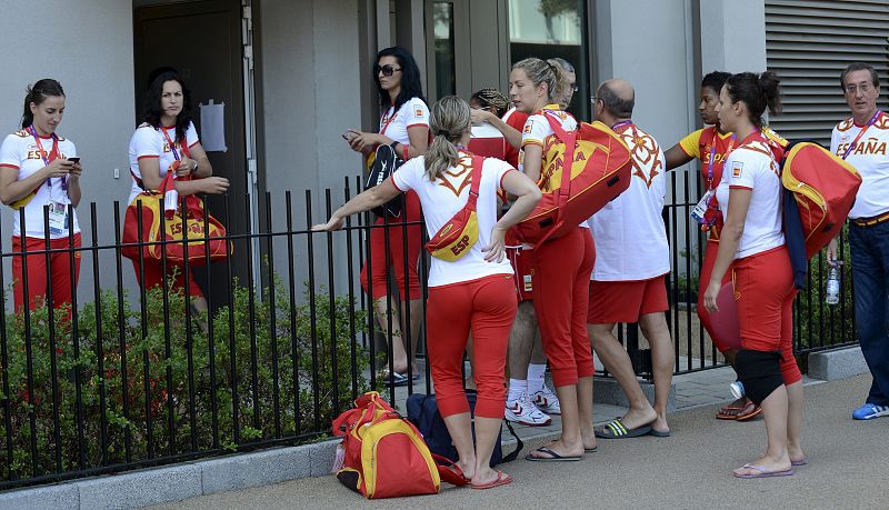 El equipo olímpico español femenino de balonmano llega a su residencia en la Villa Olímpica en Stratford, Londres, Inglaterra.