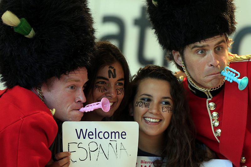 Aficionados esperan la llegada del equipo español de baloncesto al aeropuerto londinense de Heathrow . El equipo debutará en los Juegos de Londres 2012 el próximo día 29 ante China.