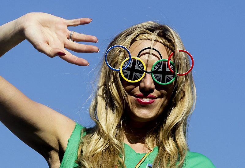 Una mujer usa unas gafas con los anillos de los Juegos Olímpicos.
