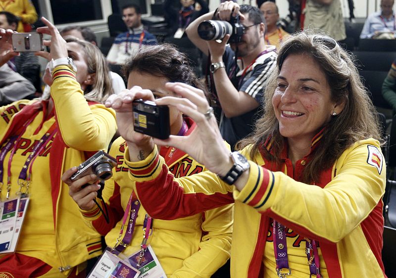 La capitana del equipo femenino de tenis Arantxa Sanchez Vicario y otras jugadoras, fotografían a sus compañeros del equipo masculino.