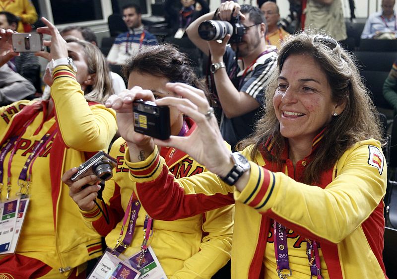 La capitana del equipo femenino de tenis Arantxa Sanchez Vicario y otras jugadoras, fotografían a sus compañeros del equipo masculino.