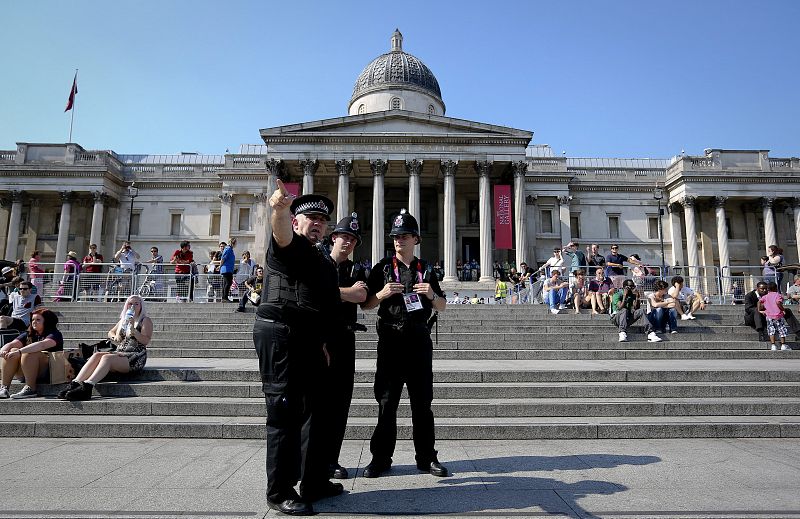 Policías prestan guardia antes del paso de la antorcha olímpica en la plaza Trafalgar de Londres (Reino Unido).