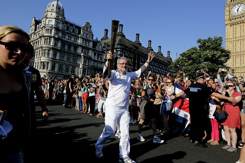 La antorcha olímpica cruza frente a la torre "Big Ben" en el centro de Londres (Reino Unido).