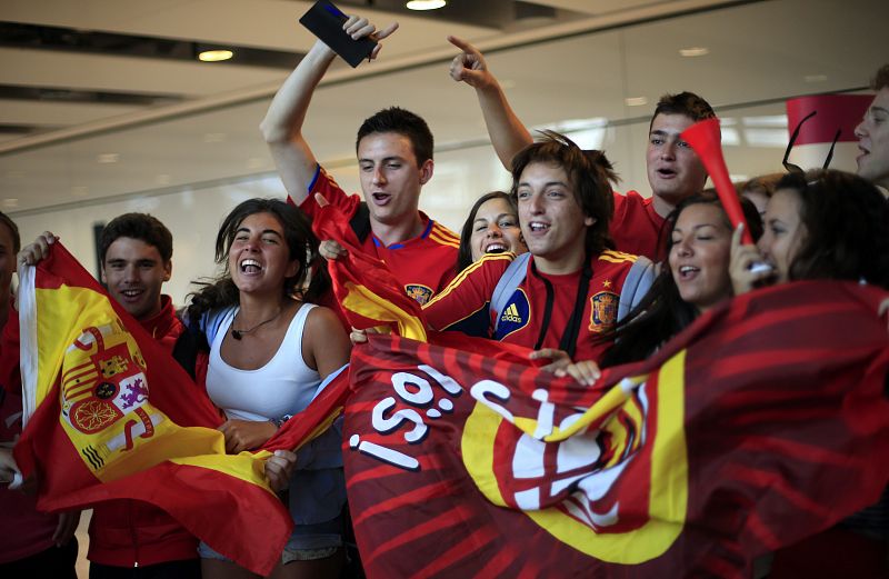 Aficionados españoles esperan la llegada del equipo español de baloncesto al aeropuerto londinense de Heathrow.