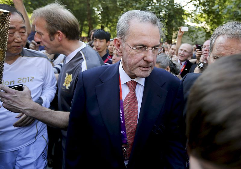 El secretario general de la ONU, Ban Ki-Moon,  se encuentra con el presidente del COI, Jacques Rogue  mientras porta la antorcha olímpica por las calles del centro de Londres.
