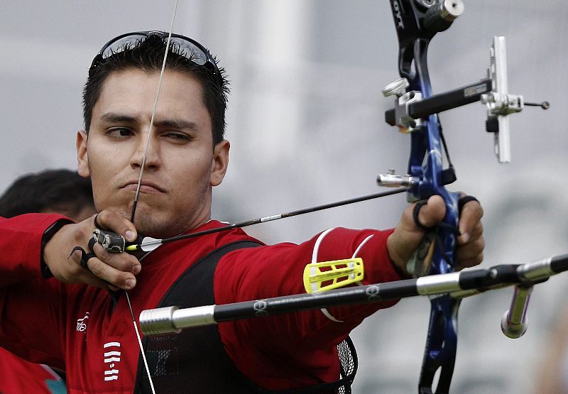 El arquero mexicano Luis Eduardo Velez se dispone a lanzar la flecha durante la celebración de los octavos de final del torneo olímpico que le enfrentó a Malasia.