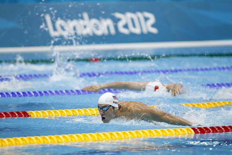 El nadador estadounidense Michael Phelps compite en una de las series clasificatorias de los 400 metros estilos de los Juegos Olímpicos de Londres 2012 en el Centro Acuático de Londres.