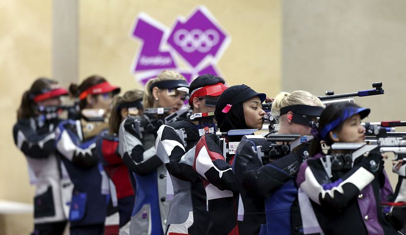Las participantes de la prueba de tiro olímpico en la modalidad de rifle de aire 10 metros durante la ronda clasificatoria en los Juegos de Londres.