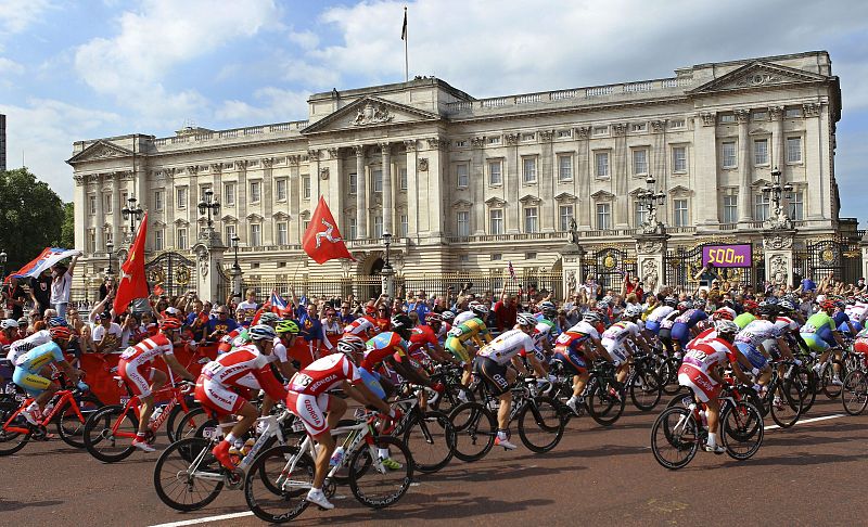 El pelotón de ciclistas pasa frente al Buckingham Palace durante la prueba de ciclismo masculino en ruta de los Juegos Olímpicos de Londres 2012.