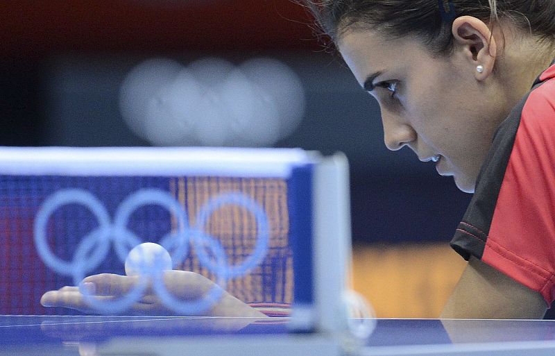 La española Sara Ramírez se enfrenta a la india Ankita Das en la ronda preliminar de la competición individual femenina de tenis de mesa de los Juegos Olímpicos de Londres 2012.