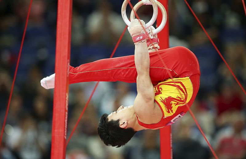 El gimnasta chino Zhe Feng, durante la prueba de anillas en la competición de gimnasia masculina de los Juegos Olímpicos Londres 2012.