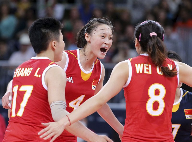 Las jugadoras del equipo chino de voleibol celebran su victoria sobre Serbia, en su partido del grupo A de la ronda preliminar de los Juegos Olímpicos Londres 2012, disputado en el centro Earl's Court de Londres.