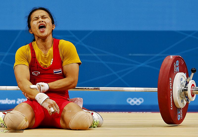 La haltera tailandesa Panida Khamsri, se hace daño tras su intento de levantamiento en la modalidad femenina de arrancada, 40 kgs, durante los Juegos Olímpicos de Londres 2012