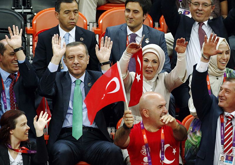 El primer ministro turco Tayyip Erdogan es uno de los dirigentes mundiales que han acudido a Londres a apoyar a sus deportidos y en la primera jornada ha asistido a ver al equipo femenino turco de baloncesto que se ha enfrentado a México.